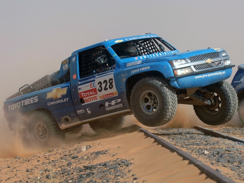 chevrolet_silverado_pick_up_flying_over_the_lines_of_the_train.jpg