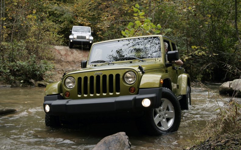 jeep_wrangler_driving_in_the_river.jpg