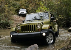 JEEP WRANGLER DRIVING IN THE RIVER