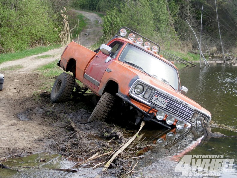 dodge_ram_stuck_on_mud.jpg