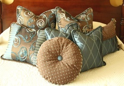 Bedroom decor_cushions_brown_blue
