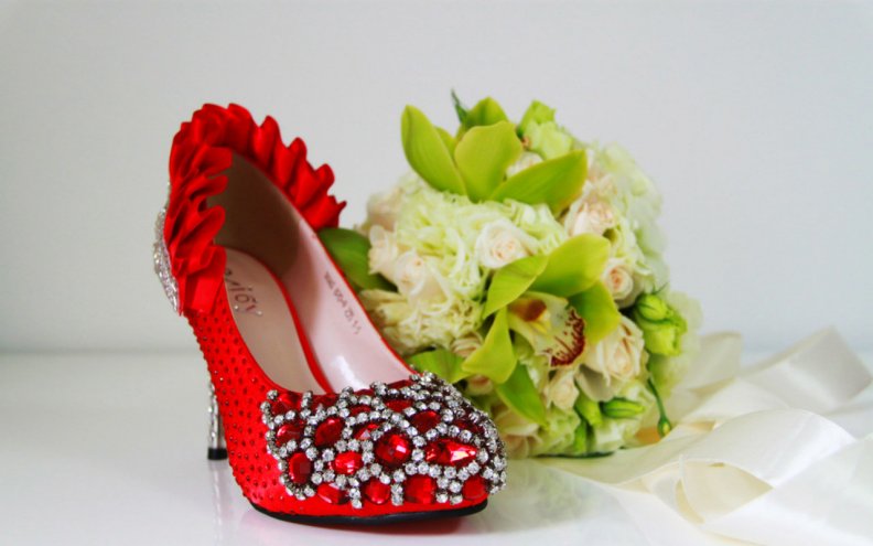red_shoe_and_bouquet.jpg