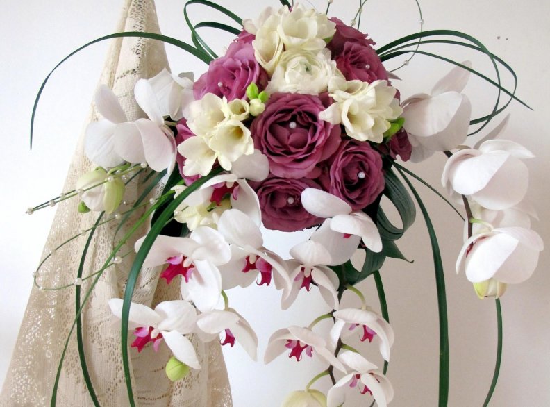 bouquet_of_roses_amp_orchids.jpg