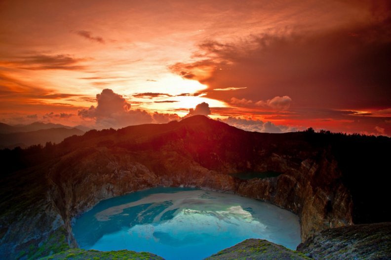 sunrise_at_kelimutu_crater_lake.jpg