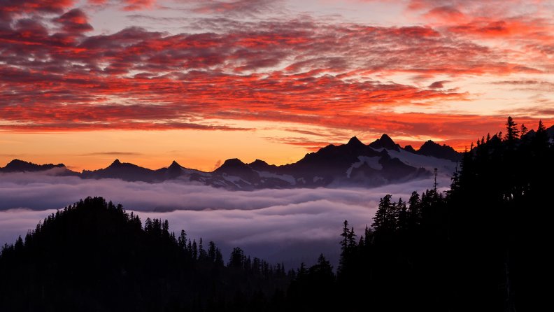sunset over oregon foggy mountainous landscape