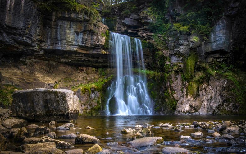 ingleton_waterfall_yorkshire_england.jpg
