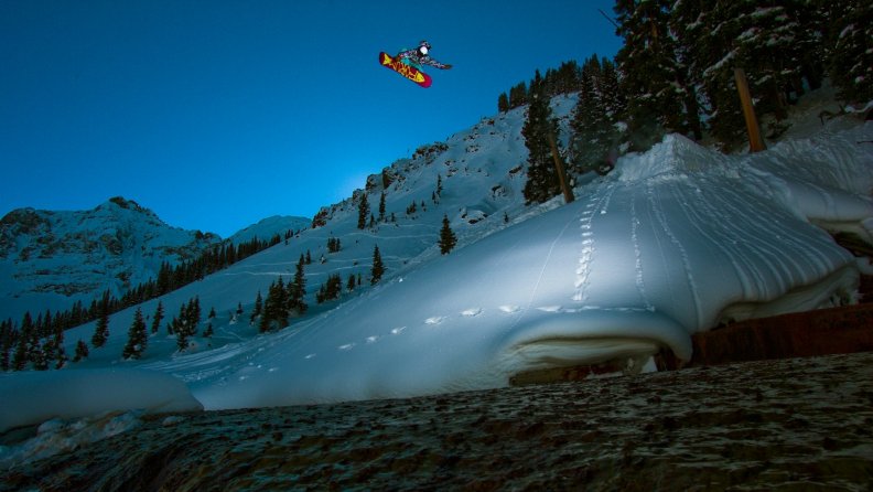 spectacular_snowboarding_flight.jpg