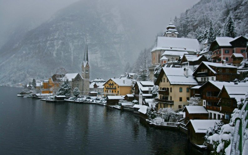 winter_on_lake_in_halstatt_austria.jpg