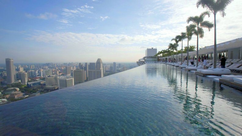 infinity pool in marina bay sands resort in singapore