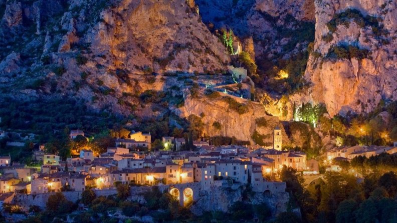 gorgeous_town_of_moustiers_saint_marie_france.jpg