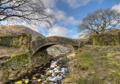 old stone bridge in the countryside
