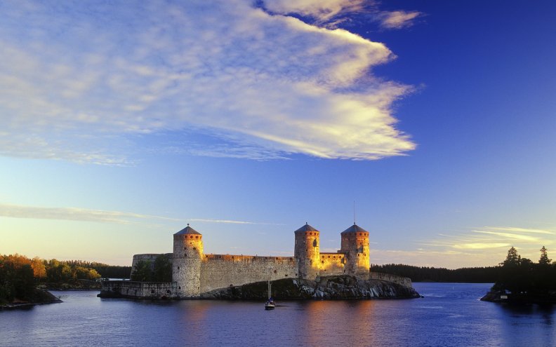 gorgeous_castle_on_lake_island_in_finland.jpg