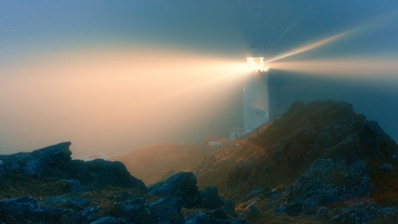 glowing_lighthouse_in_the_fog.jpg