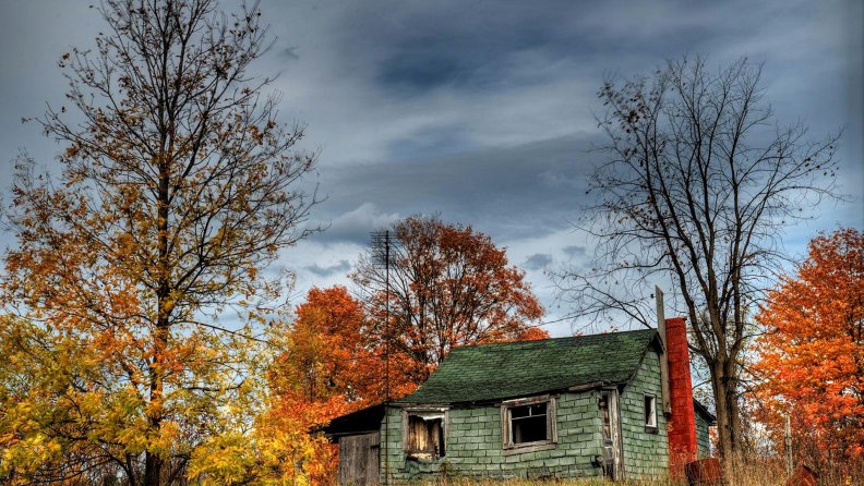 old_abandoned_house_in_autumn.jpg