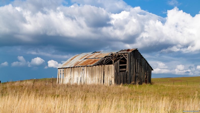 abandoned barn in the plains