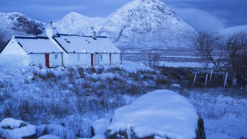 cottage_at_winter_in_scotland.jpg