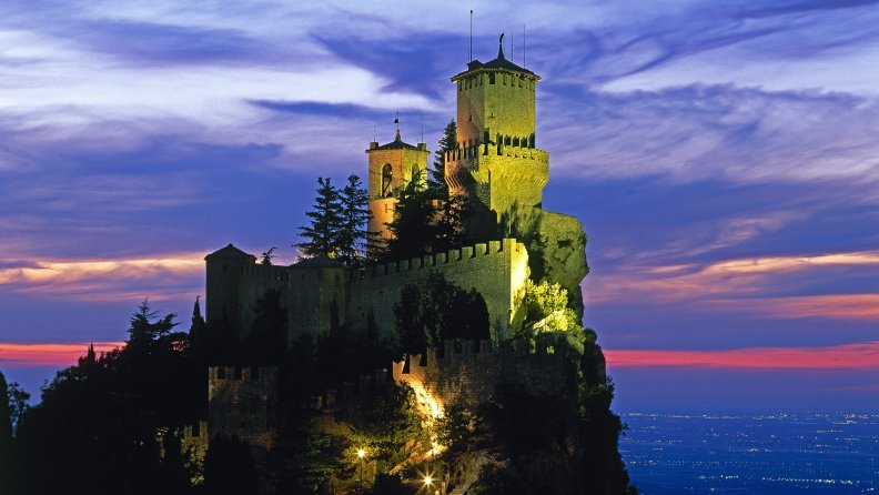 magnificent_castle_at_night.jpg