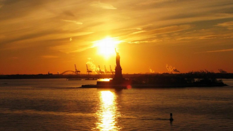 statue_of_liberty_in_sunset.jpg