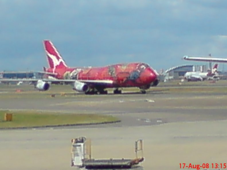 qantass_boeing_747_438er_wunala_dreaming_as_seen_from_heathrow_airport_airfield.jpg