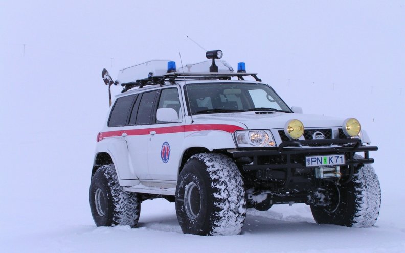 jeep_on_snowy_road.jpg