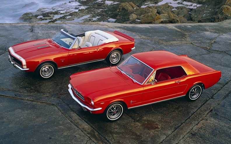 muscle_cars_1964_12_ford_mustang_hardtop_coupe_and_1967_chevrolet_camaro_ss_convertible.jpg