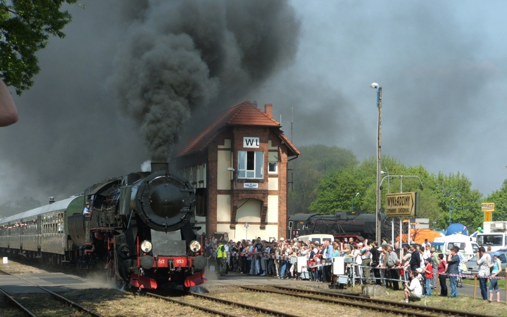 steam train coming into a polish station