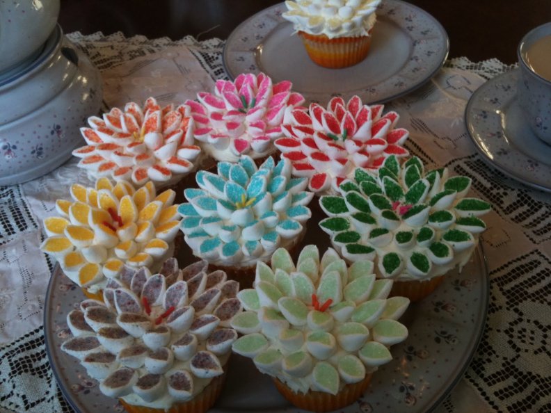 flower_cupcakes_for_tom_kendra1949.jpg