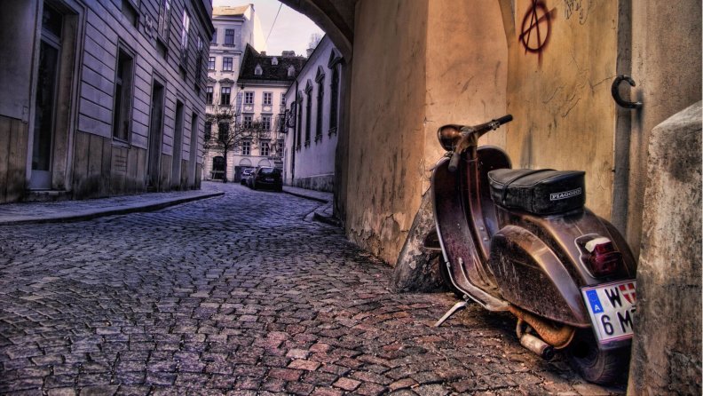 old_plaggio_scooter_in_side_street_in_italy_hdr.jpg