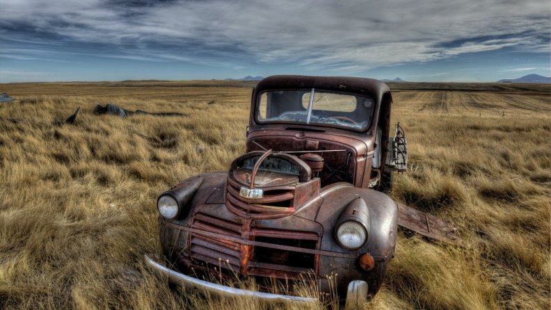 rusted_old_abandoned_truck_in_fields_hdr.jpg