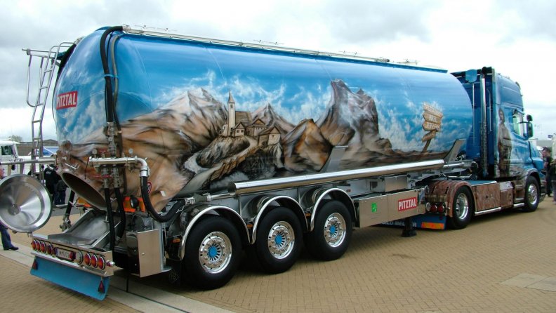 scania_fuel_truck_with_nice_paint_job.jpg