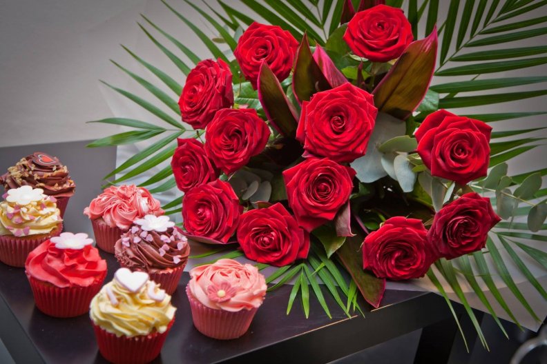 red_roses_and_cupcakes_for_my_friends.jpg