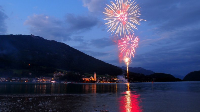 fireworks_over_an_austrian_lakeside_town.jpg