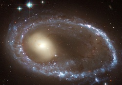 Warped Ring Galaxie