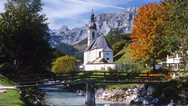 bavarian_chapel_in_the_mountains.jpg