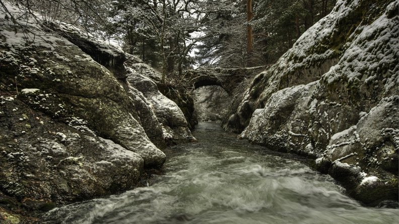 stone_bridge_over_river_gorge_in_winter_monochrome.jpg