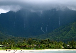 gorgeous mountains above hanalei bay hawaii