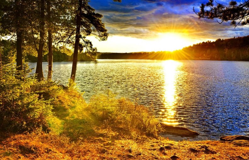 golden_sunset_on_lake.jpg