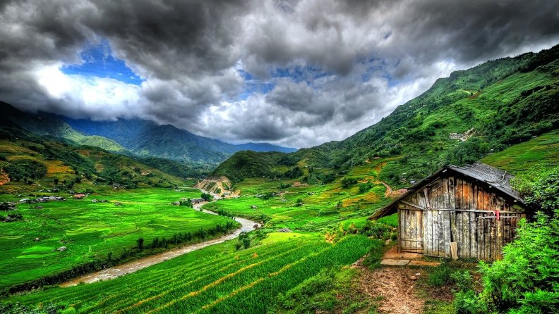 gorgeous_green_fields_in_a_valley_hdr.jpg