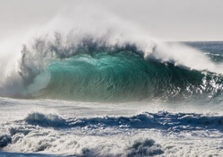 breaking waves in kauai hawaii