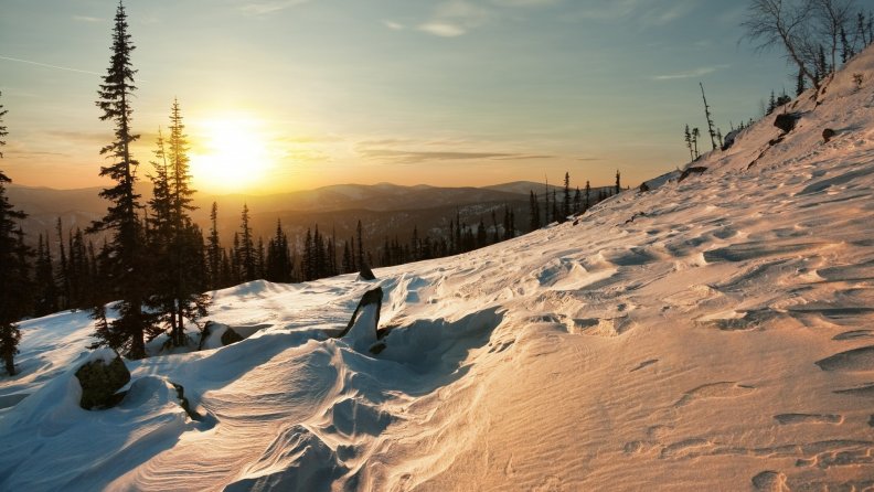 mountain_sunset_in_winter.jpg