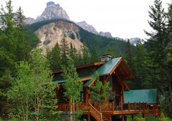 cathedral mountain lodge in yoho park canada