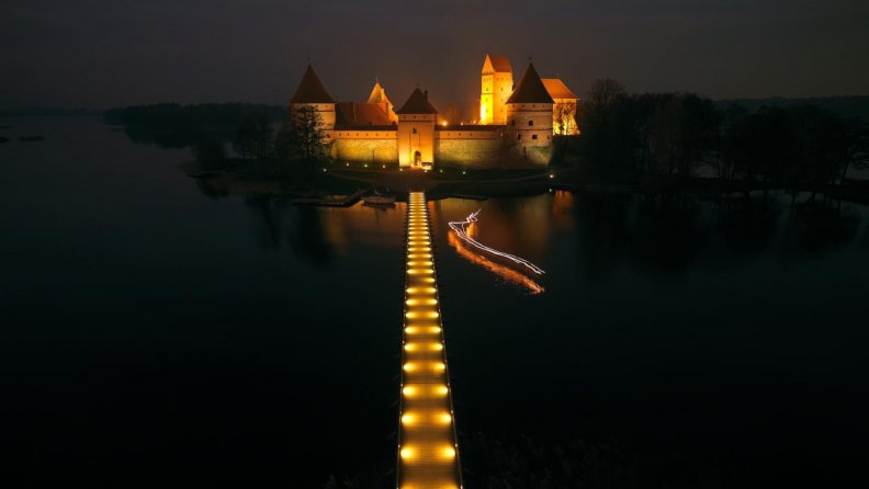 trakai island castle at night