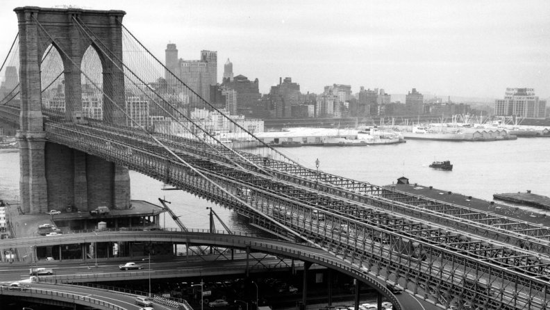 vintage brooklyn bridge in grayscale