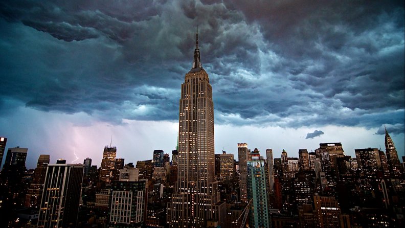 stormy_skies_over_empire_states_building.jpg