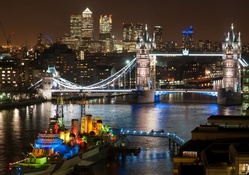 a wonderful view of the thames at night