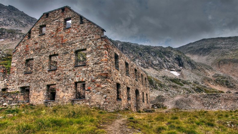abandoned_stone_house_in_the_mountains_hdr.jpg