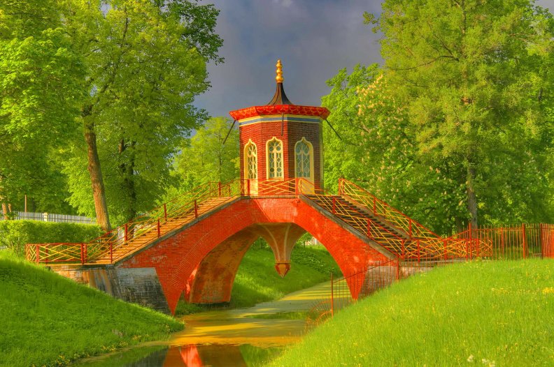 red_bridge_in_chestnut_park.jpg