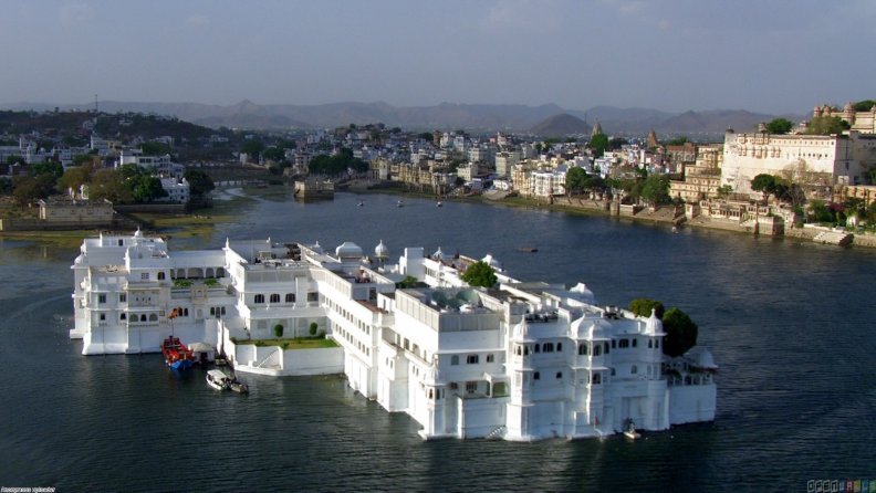 white_house_in_the_middle_of_a_river_in_india.jpg