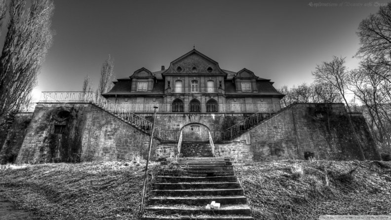 creepy_old_mansion.jpg