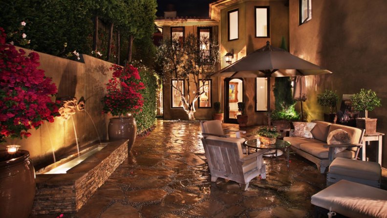 amazing_luxurious_courtyard.jpg